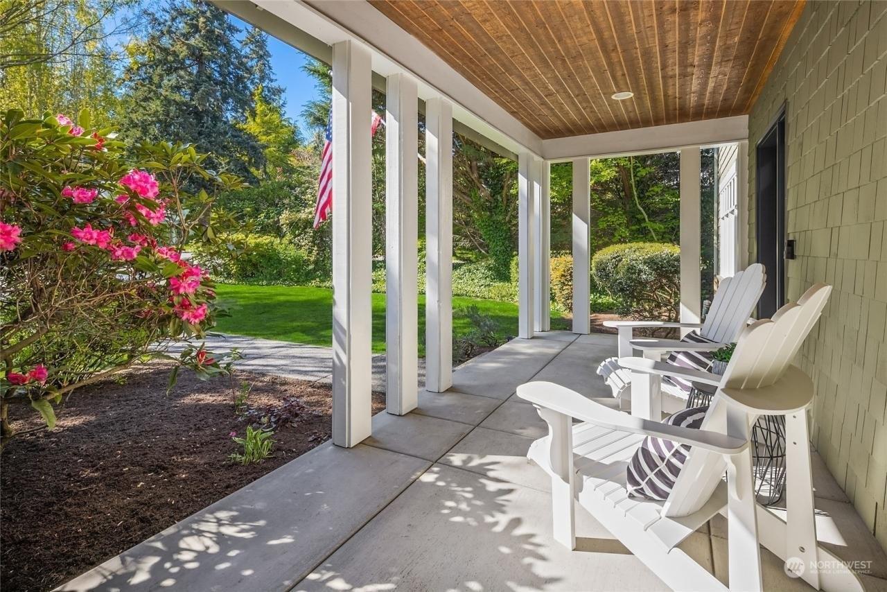 Eakin Dr Nw, Bainbridge Island, WA 98110