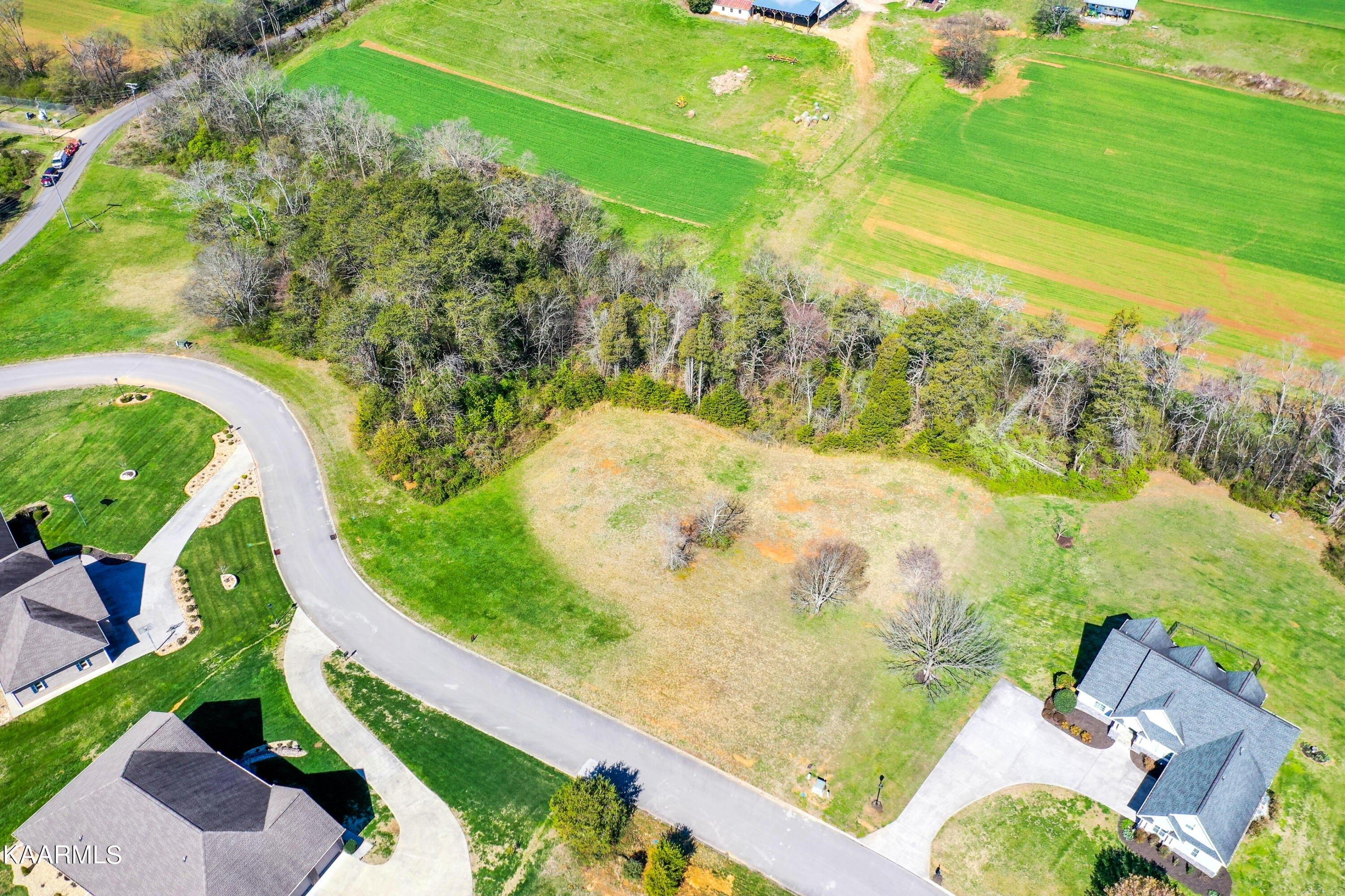 Edinburgh Dr, Maryville, TN 37803