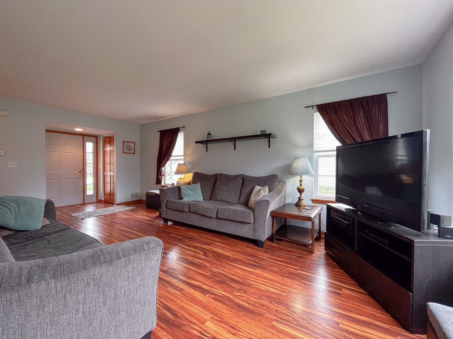 Cape Cod Ln, Pingree Grove, IL 60140