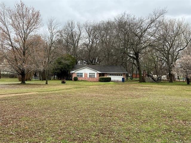 N Fox St, Chouteau, OK 74337
