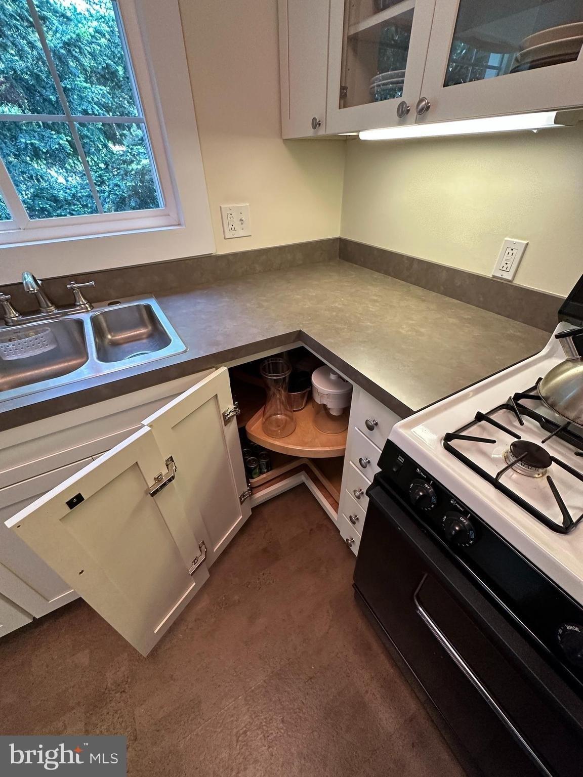 Gunston Rd, Alexandria, VA 22302