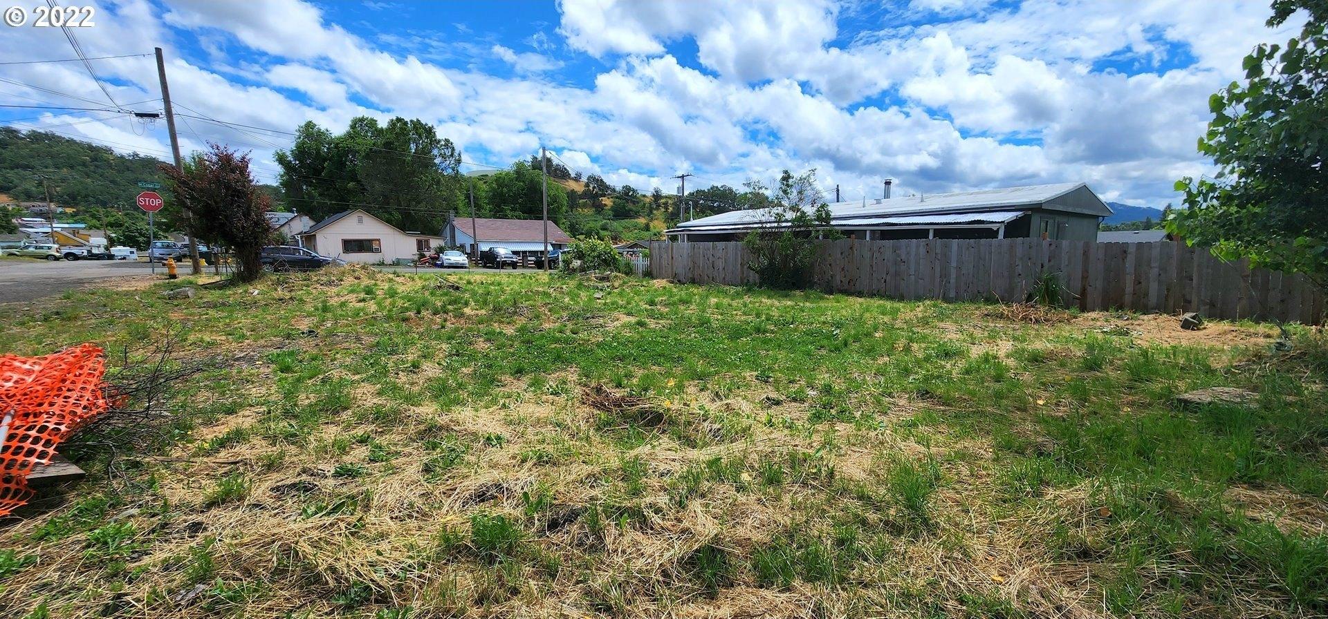 Ne Cedar St, Roseburg, OR 97470