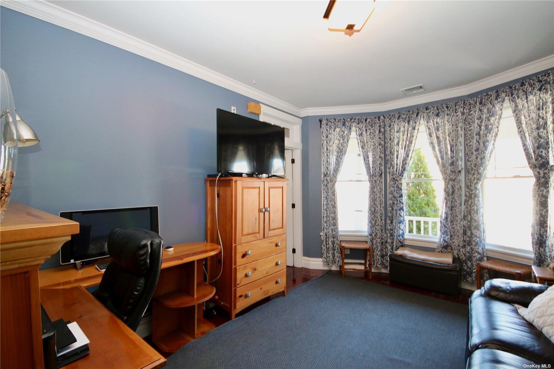 Ellis Ave, Northport, NY 11768