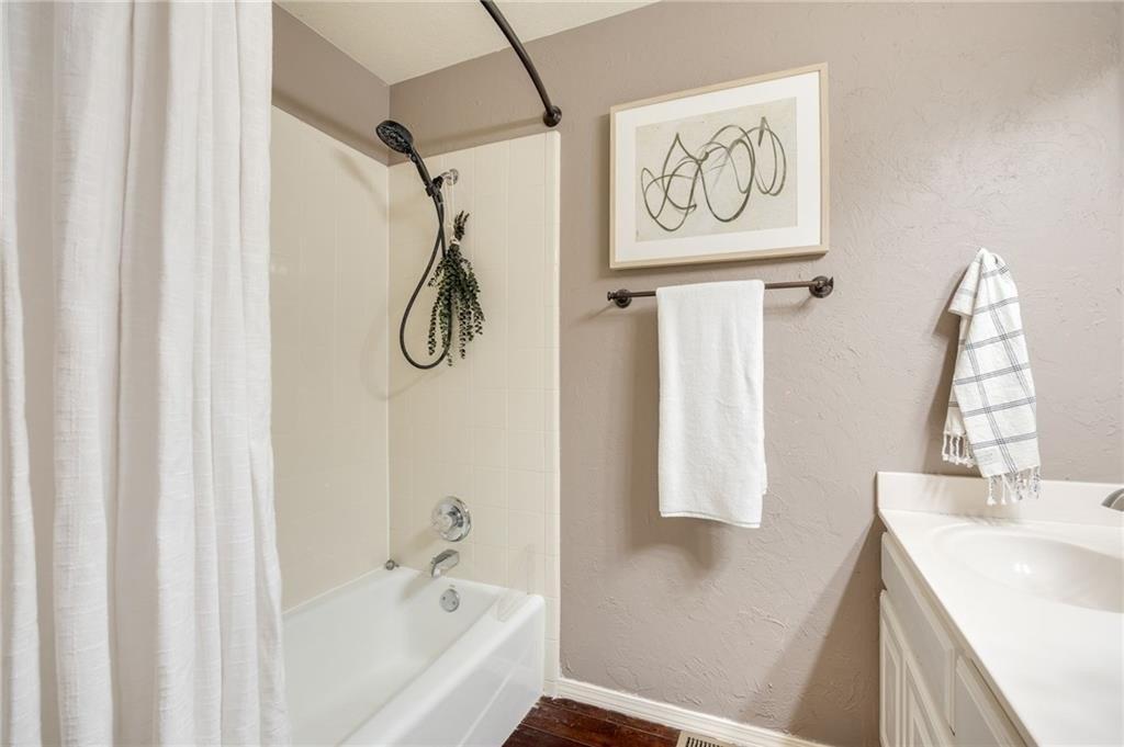 Woodbridge Cir, Edmond, OK 73012
