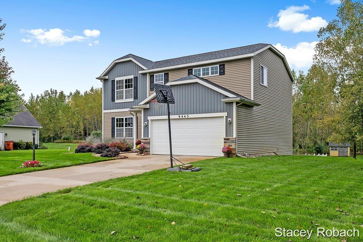 Crest Circle Dr Ne, Rockford, MI 49341