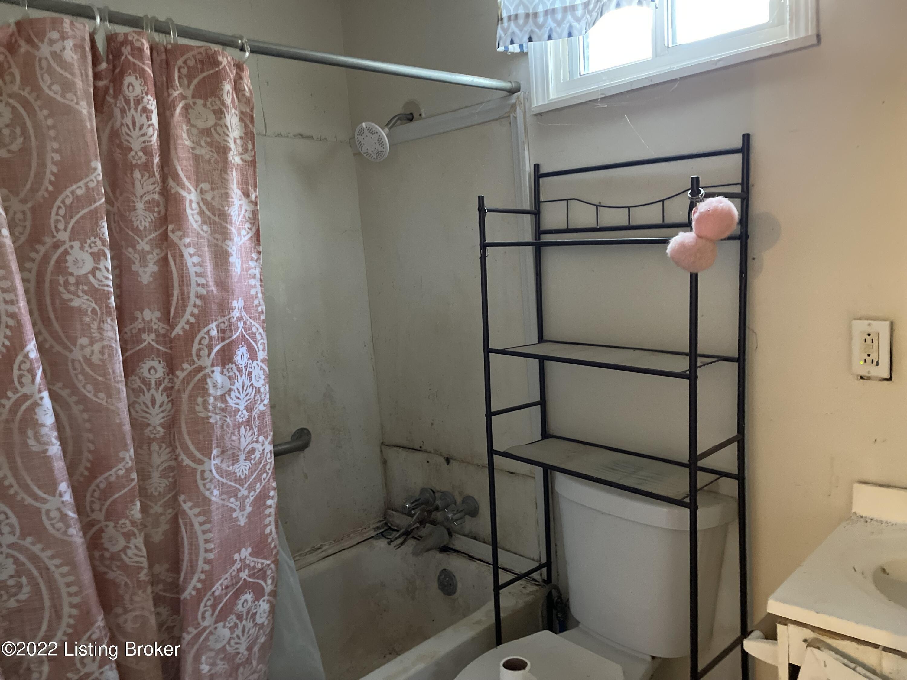 Slevin St, Louisville, KY 40212