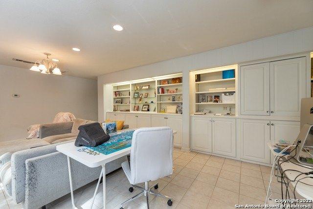 Swandale Dr, San Antonio, TX 78230