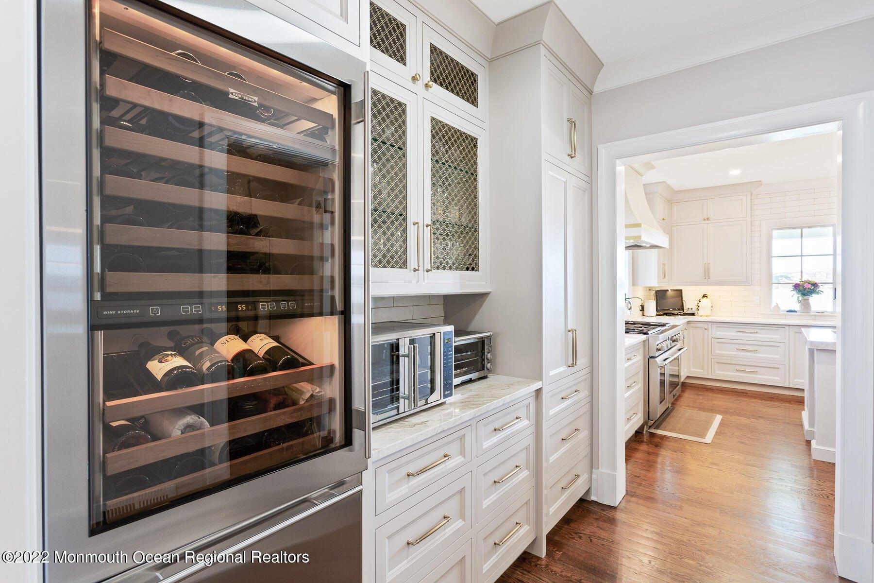 Conover Ln, Red Bank, NJ 07701