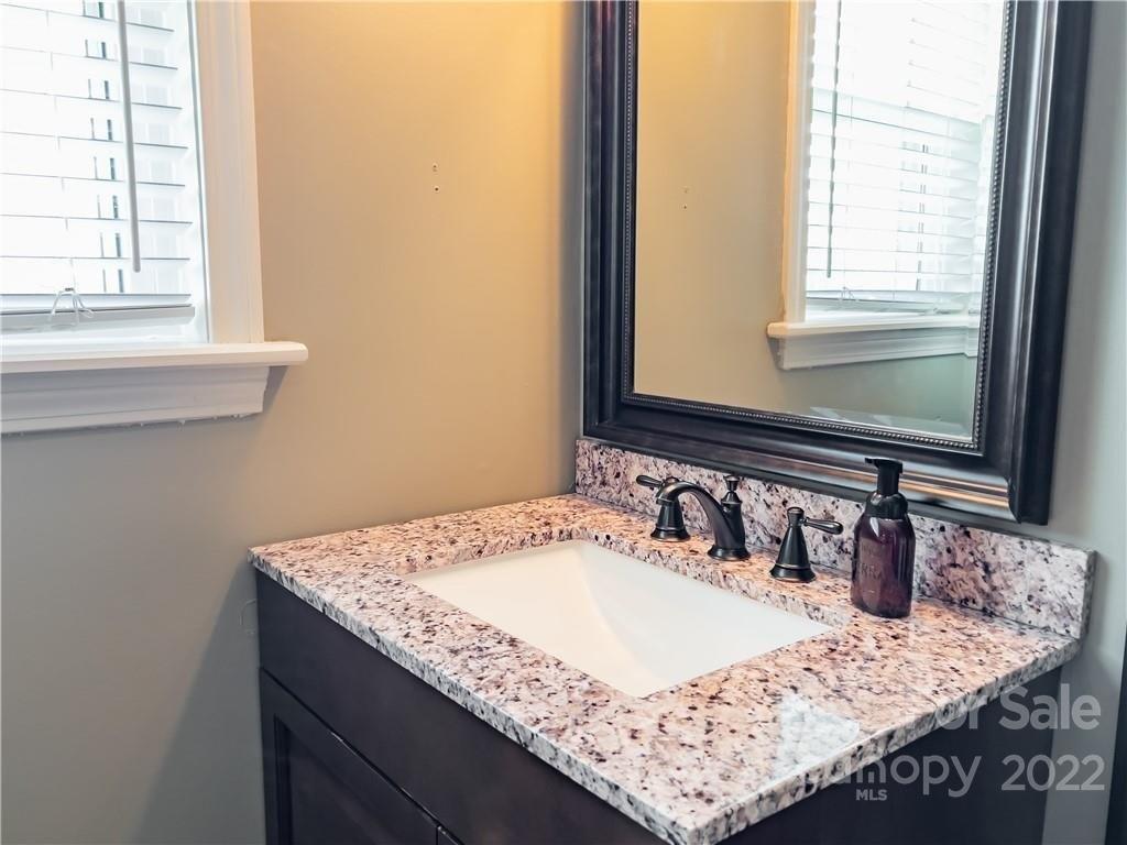 Kiziah Ln, Hickory, NC 28601