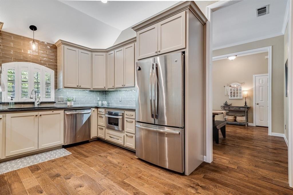 Chateaux Ln, Hurst, TX 76054