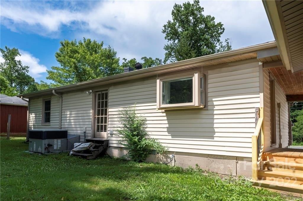 Thornbird Ave, Hendersonville, NC 28792