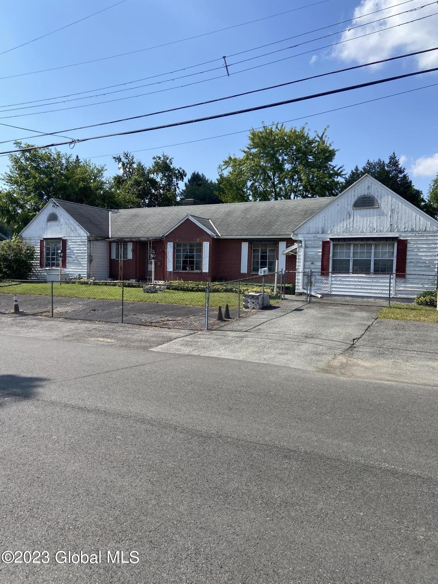 Arcadia Ct, Albany, NY 12205