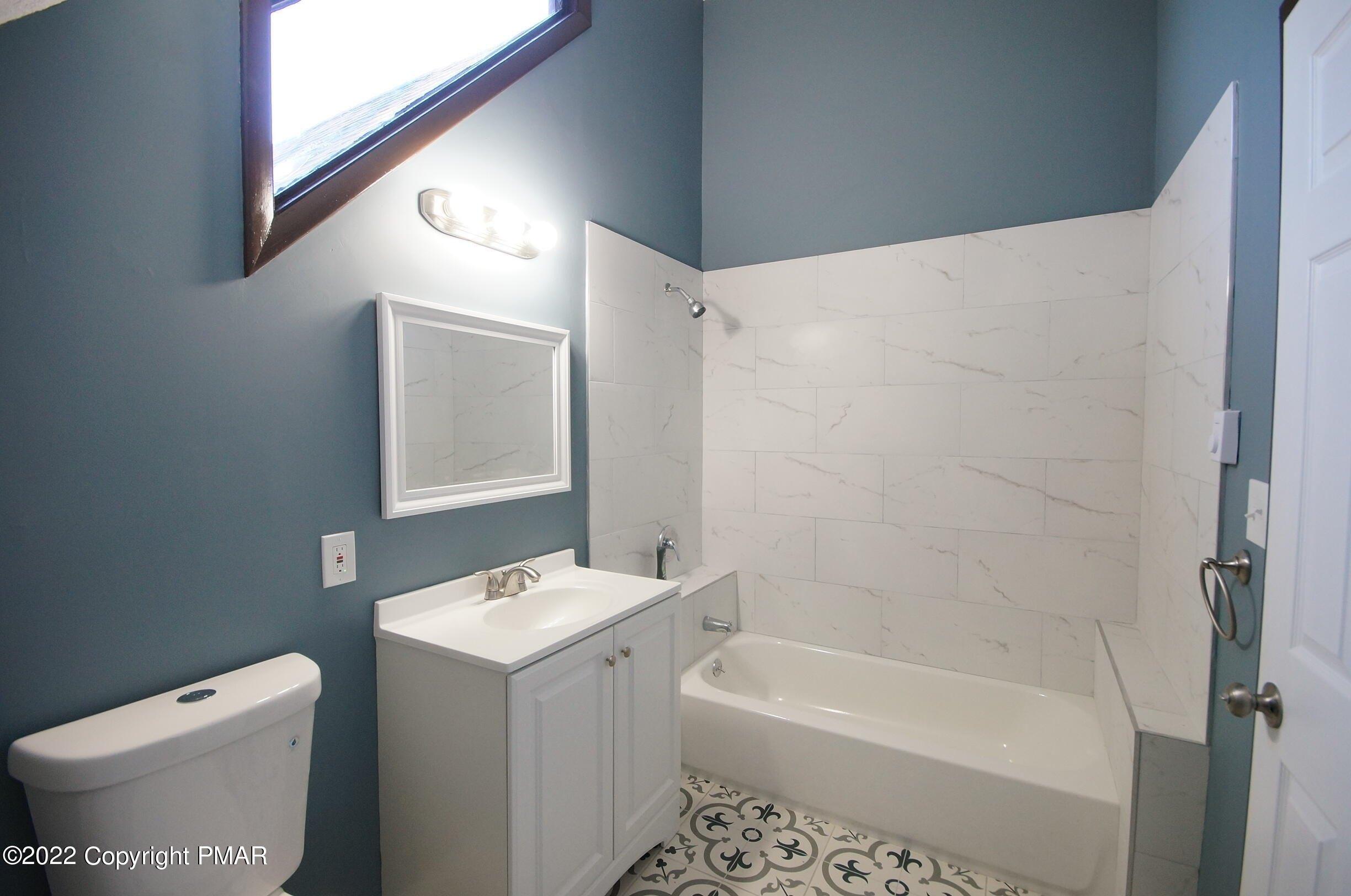 Maywood Dr, Tobyhanna, PA 18466