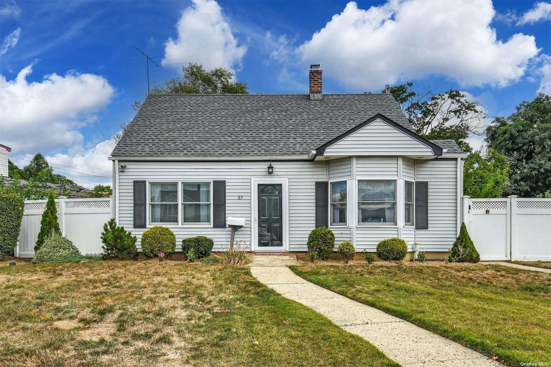 Pond Ln, Levittown, NY 11756