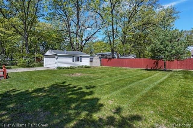 Opaline Dr, Waterford, MI 48327
