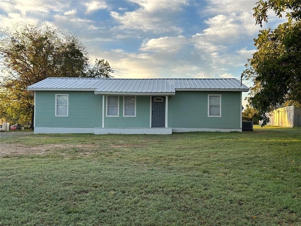 E Highland Ave, Comanche, TX 76442