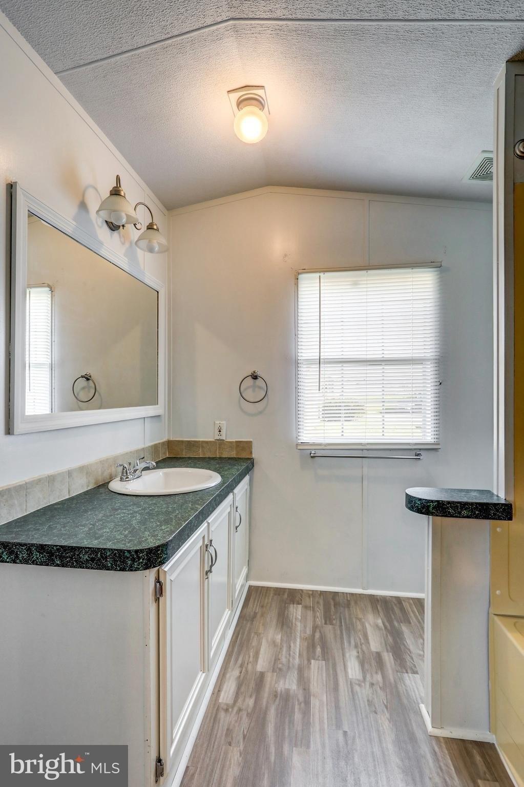 Holly Dr, New Providence, PA 17560