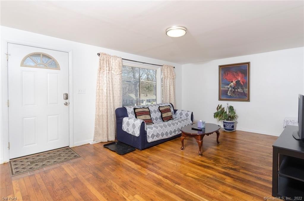 Linda Ave, Uncasville, CT 06382