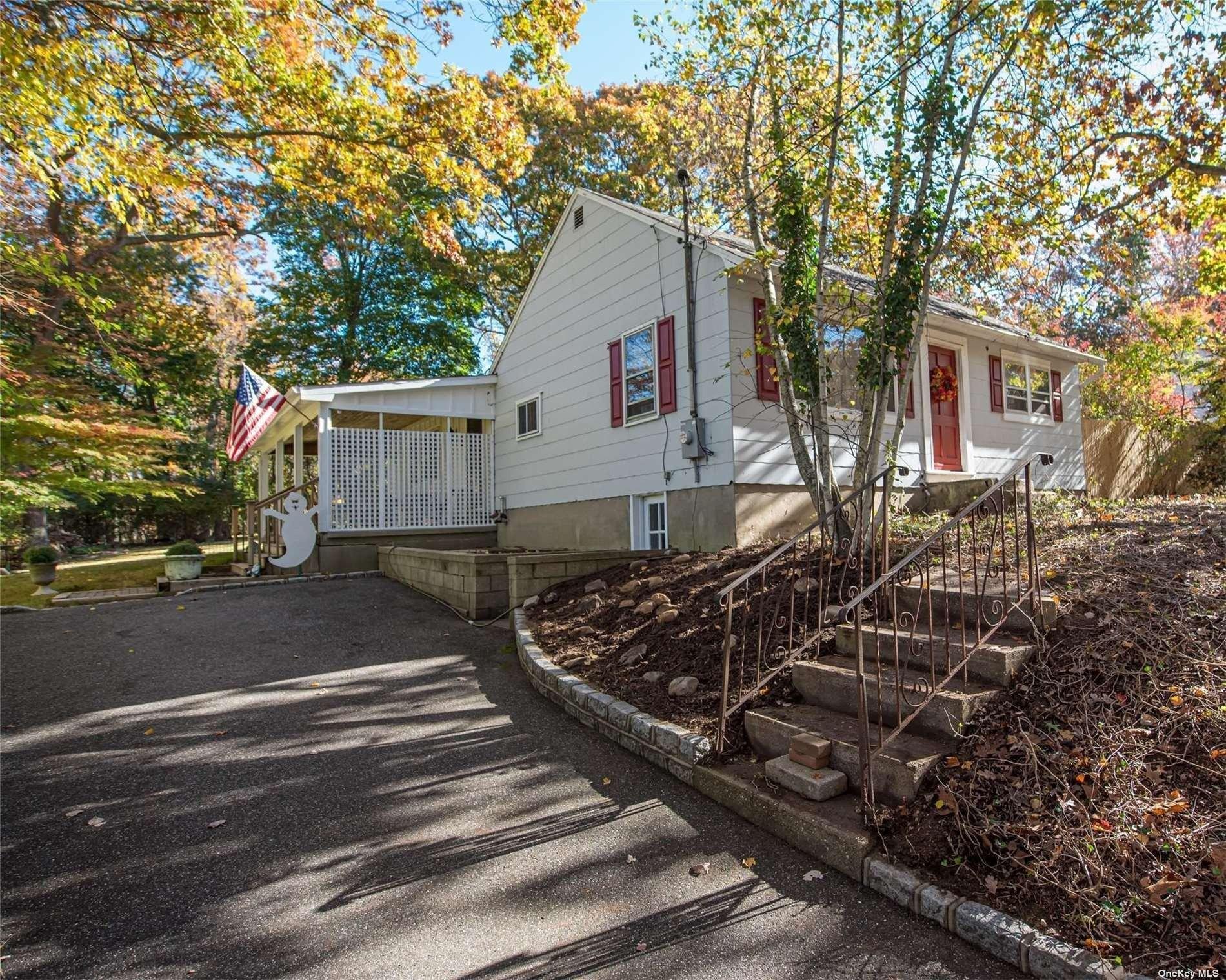 Brooksite Dr, Smithtown, NY 11787
