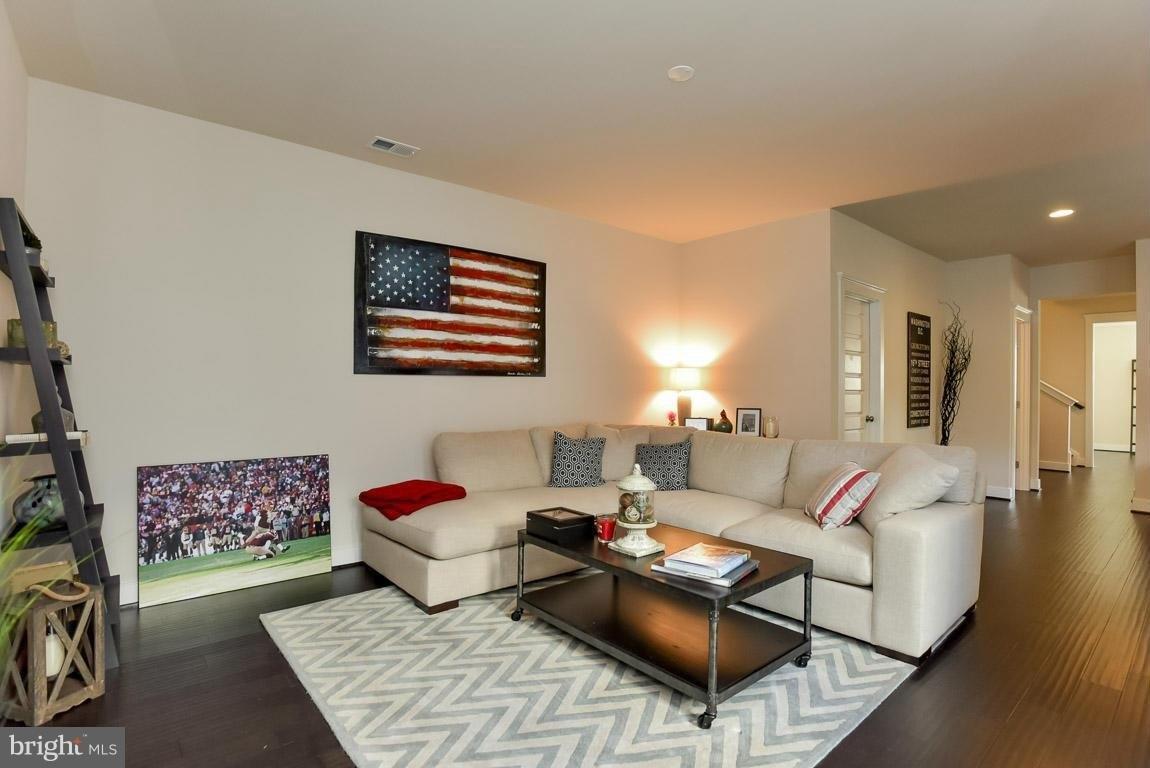 Rosalind St, Ashburn, VA 20148