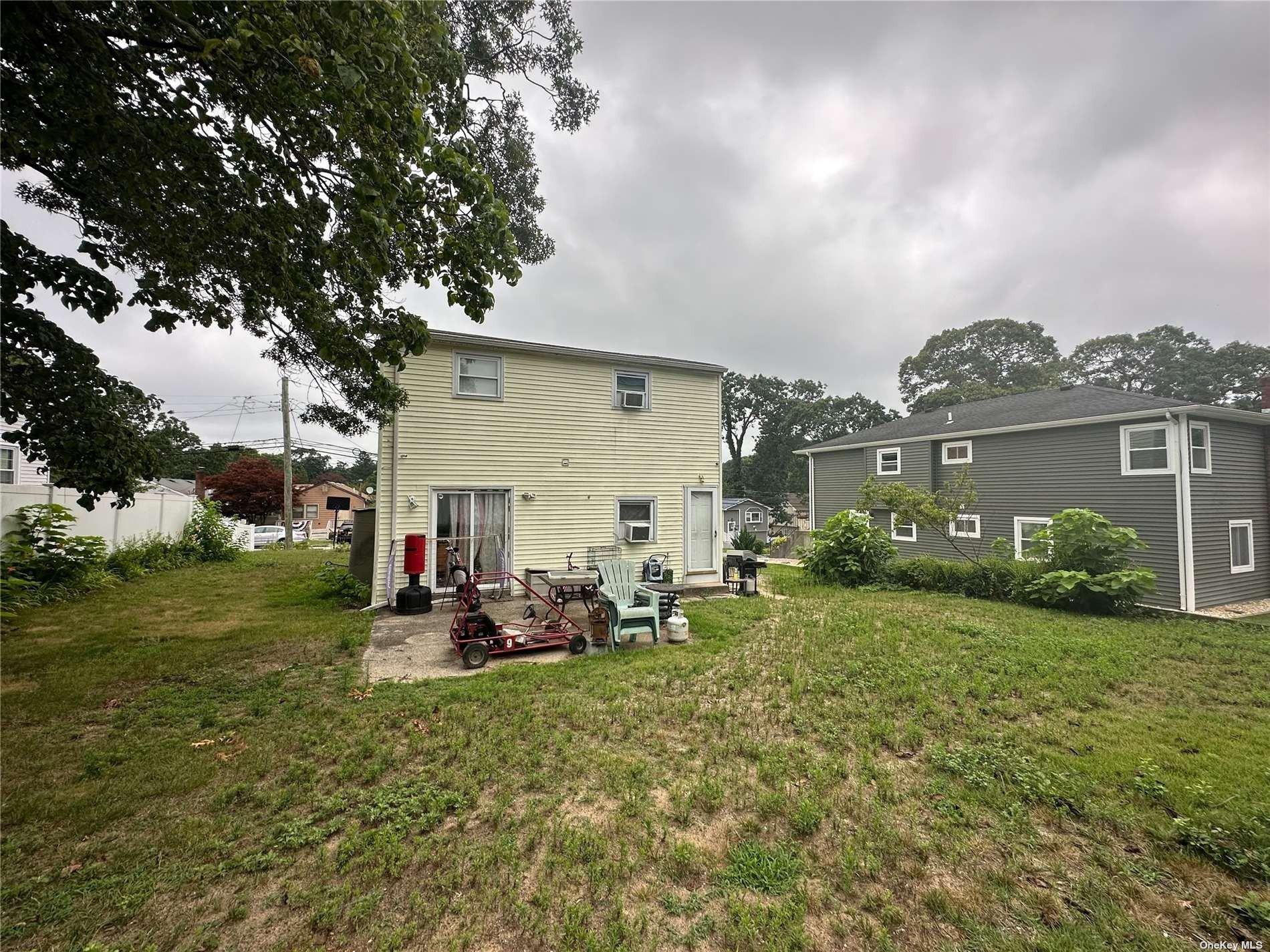 Fulton St, Lake Grove, NY 11755