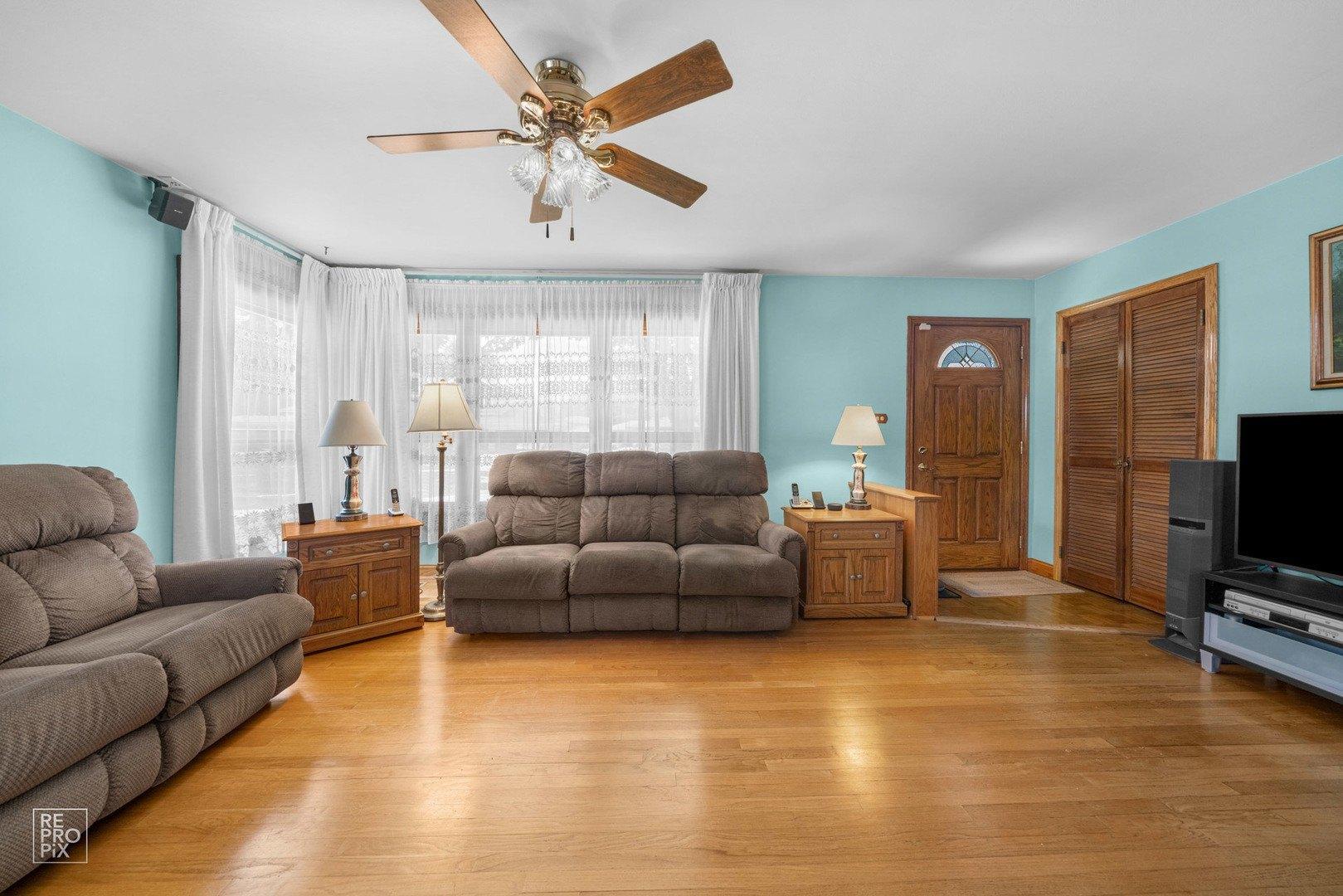 S Owen St, Mount Prospect, IL 60056