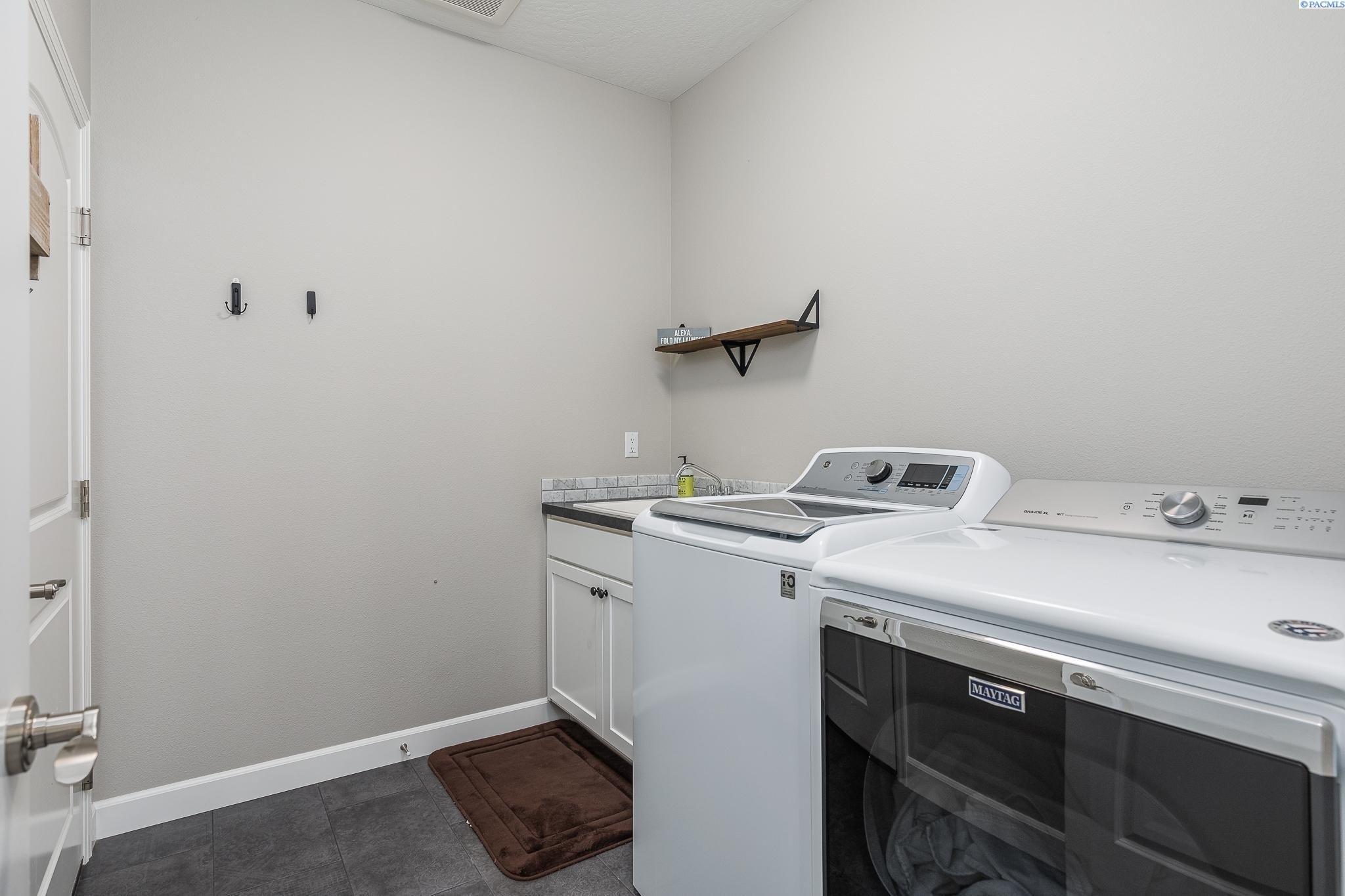 Lapis Ln, Pasco, WA 99301