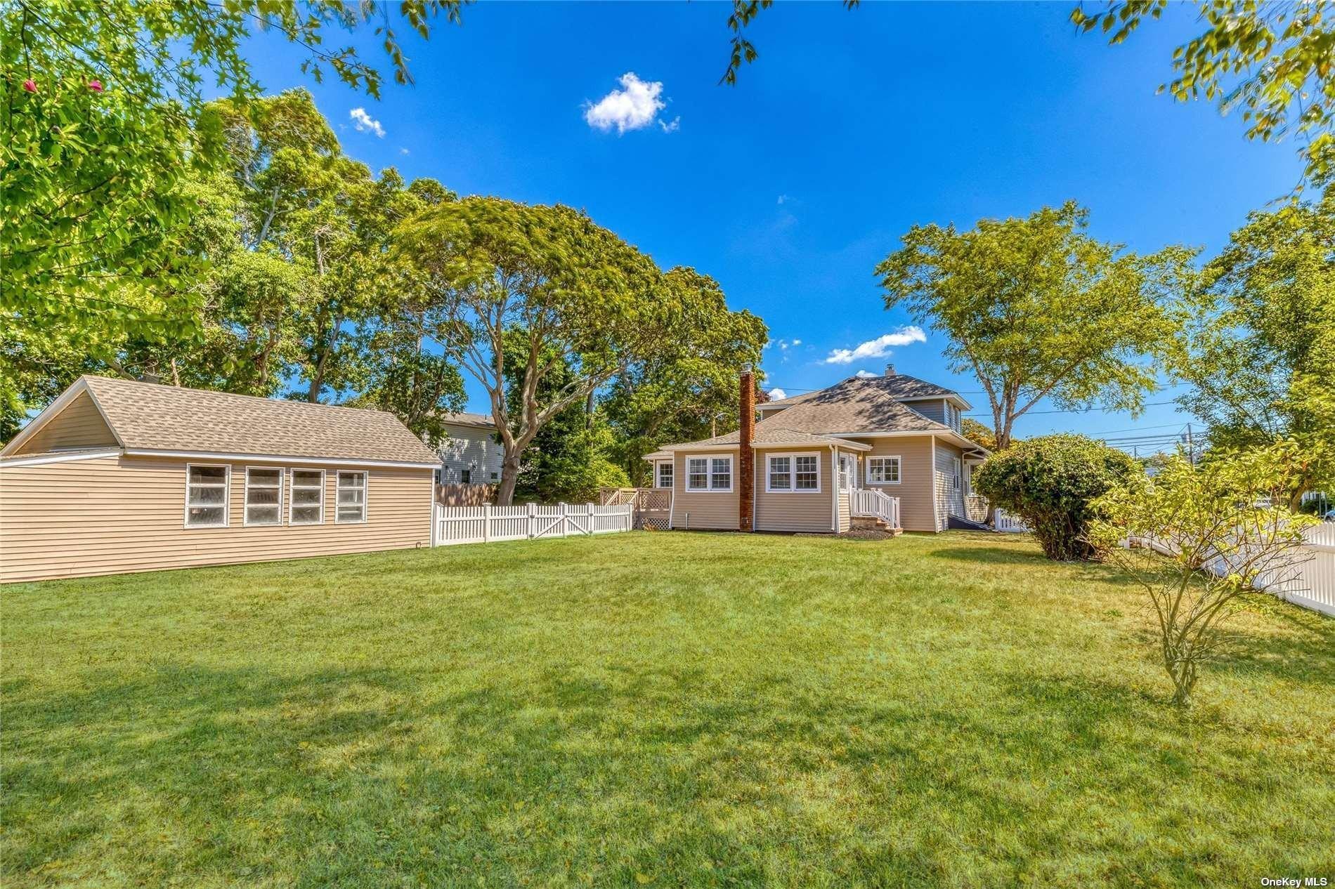 Division Ave, West Sayville, NY 11796
