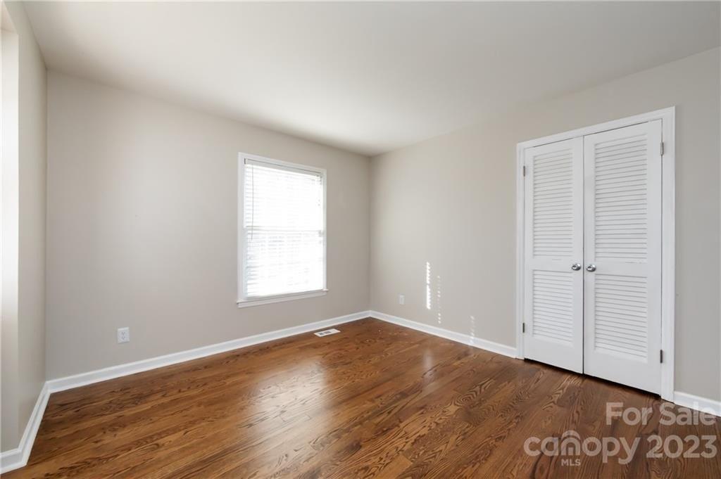 Meadowdale Ln, Charlotte, NC 28212