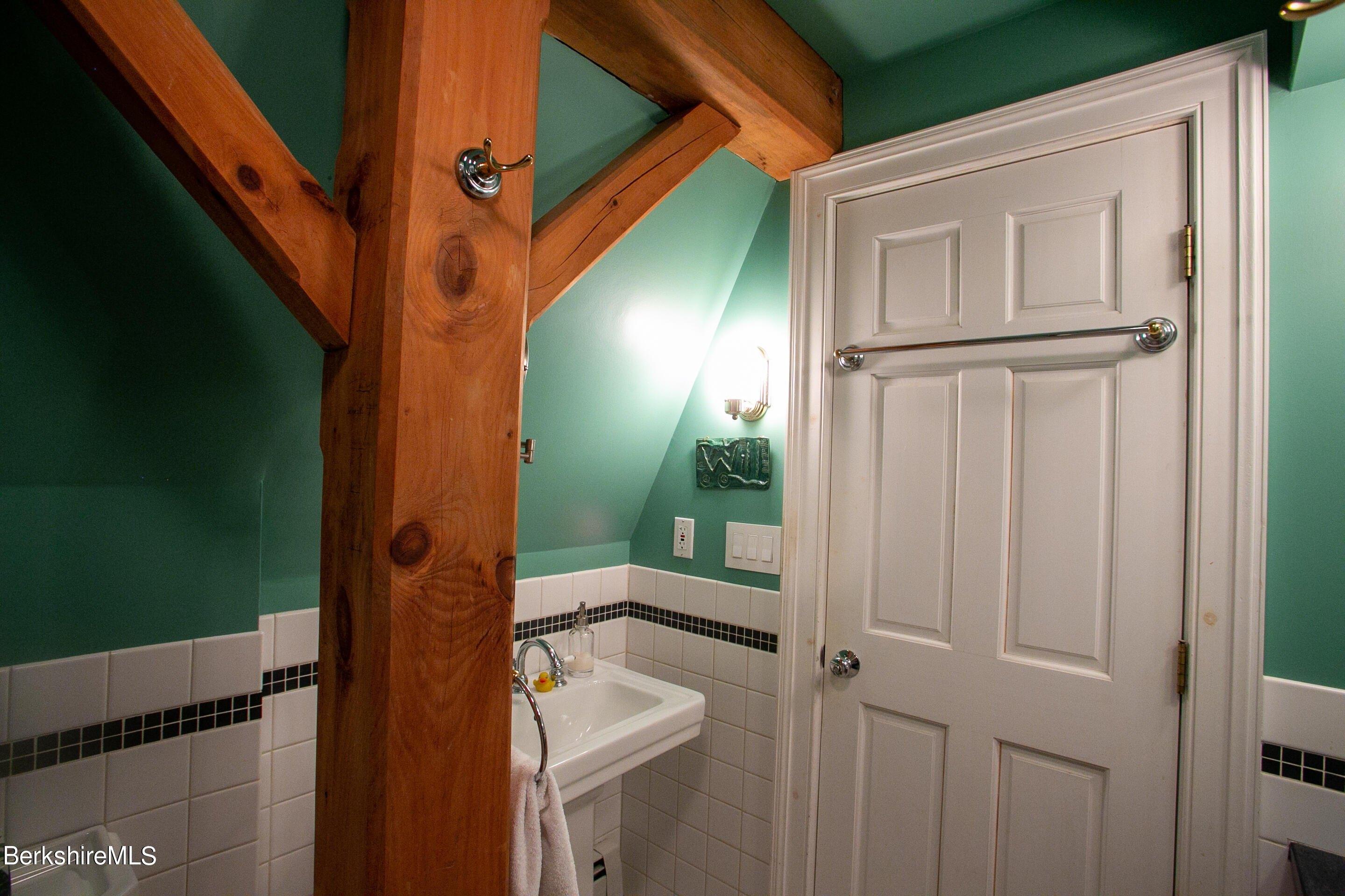 Laurel Hill Dr, Leverett, MA 01054