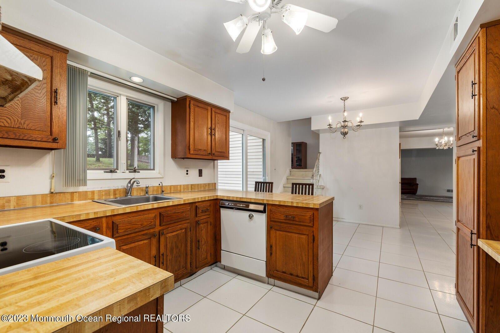 Brantford Ct, Marlboro, NJ 07746