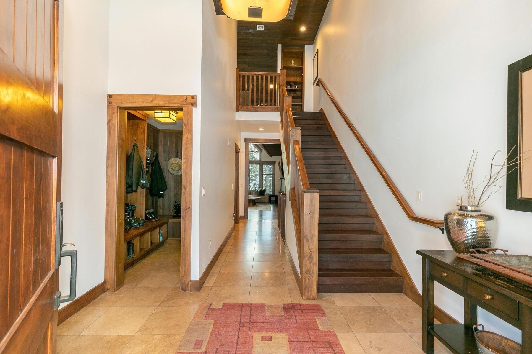 Larkspur Ln, Truckee, CA 96161
