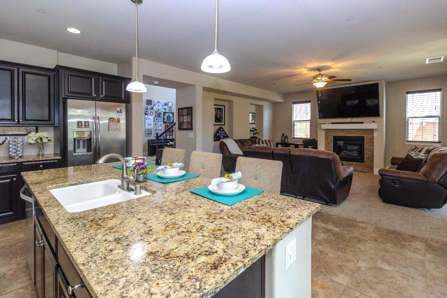 N Notting Hill Ln, Clovis, CA 93619