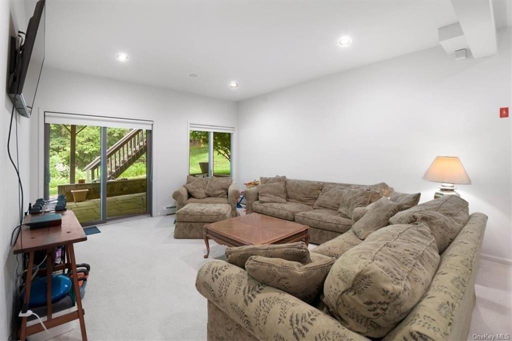 Redwood Dr, Somers, NY 10589