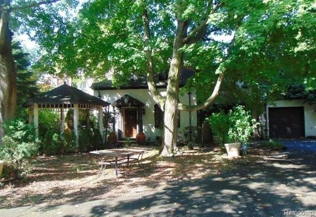 Lahser Rd, Beverly Hills, MI 48025