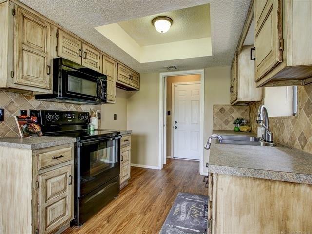 W 35th Pl, Sand Springs, OK 74063