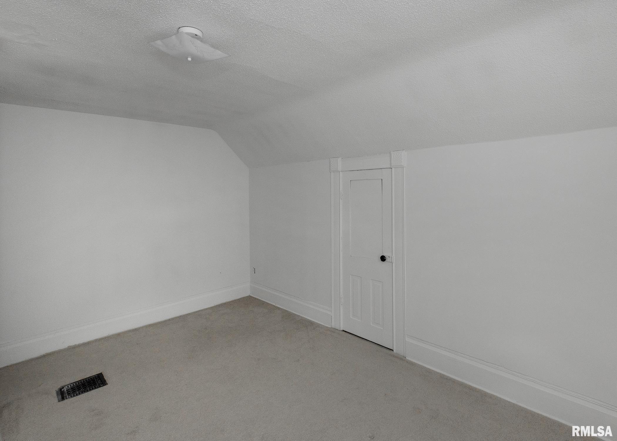W 5th St, Davenport, IA 52802