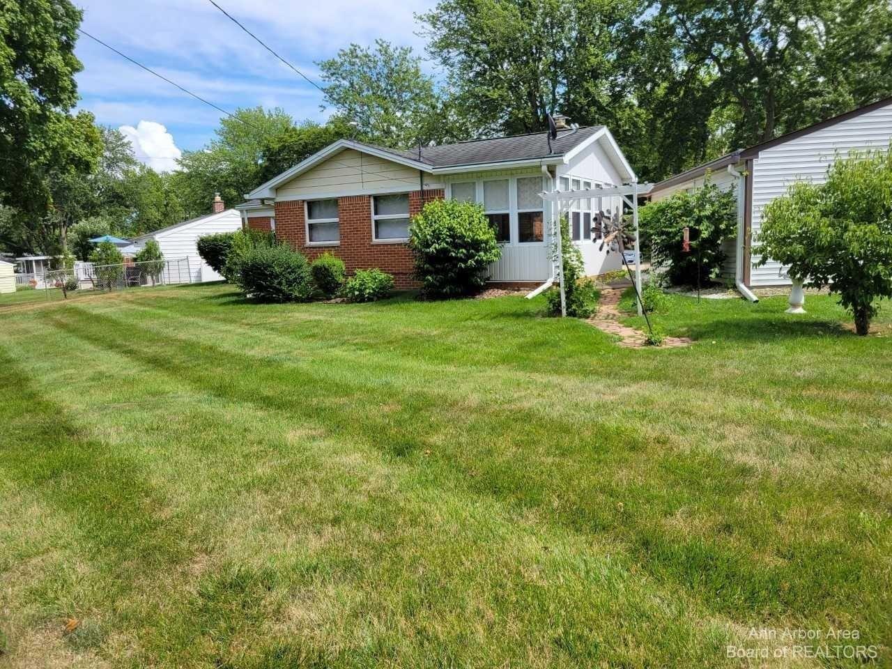 Marian Ct, Saline, MI 48176