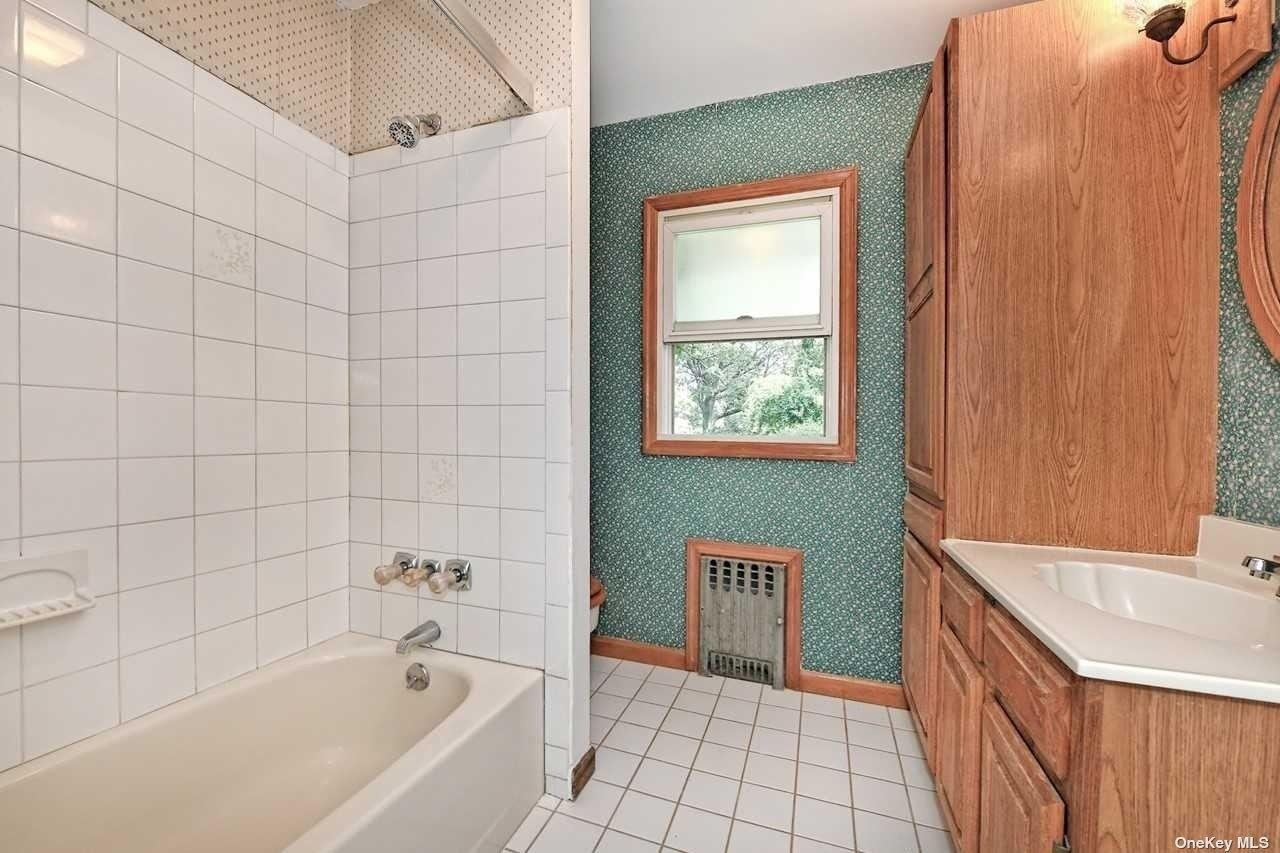 Oak St, North Baldwin, NY 11510