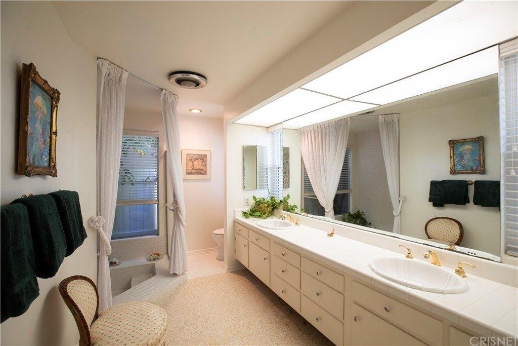 Red Rose Dr, Encino, CA 91436