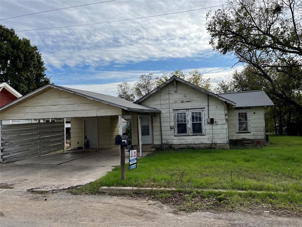 W College Ave, Comanche, TX 76442