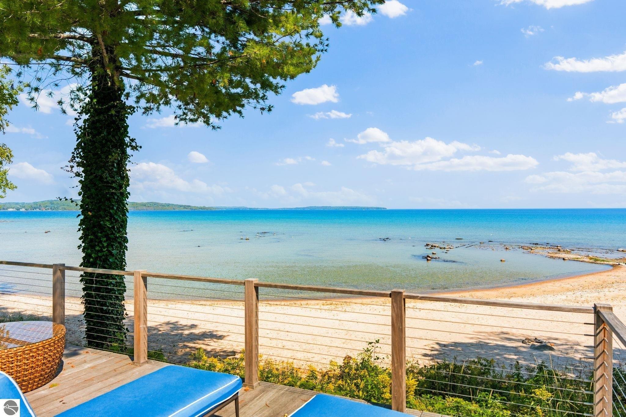 N Stony Point Rd, Suttons Bay, MI 49682
