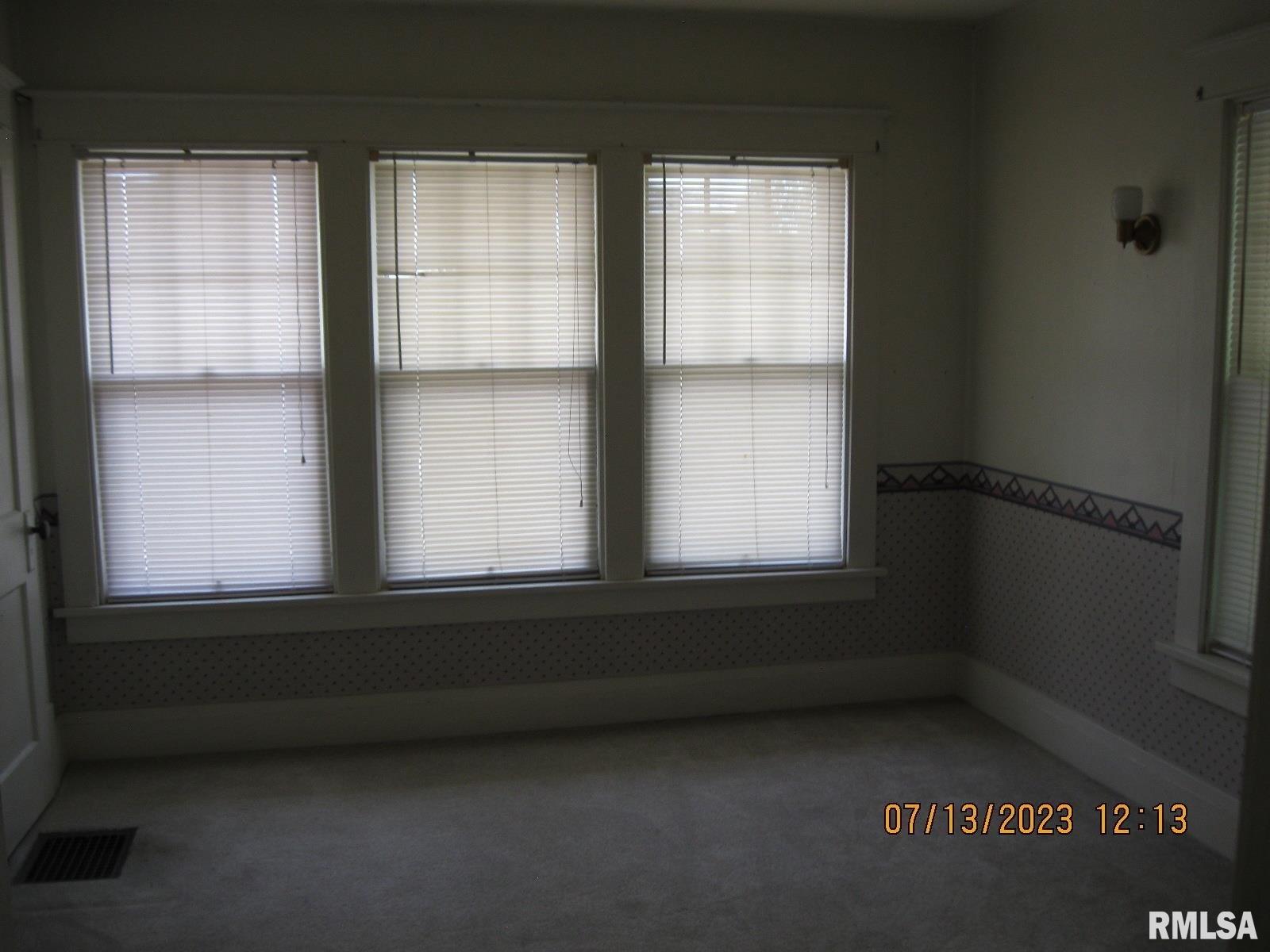 7th Ave S, Clinton, IA 52732