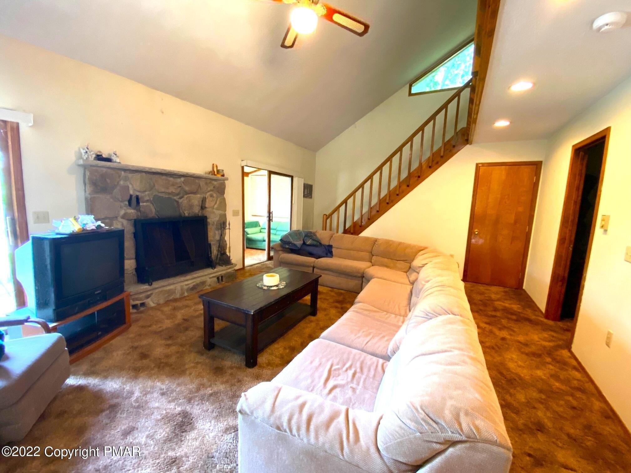 Meadowlark Dr, Tobyhanna, PA 18466