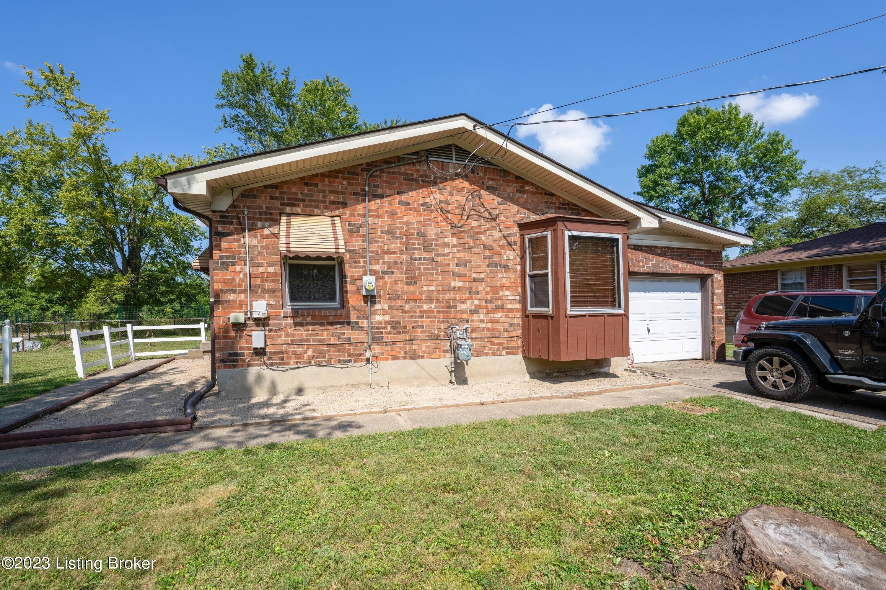 Hickock Dr, Louisville, KY 40219