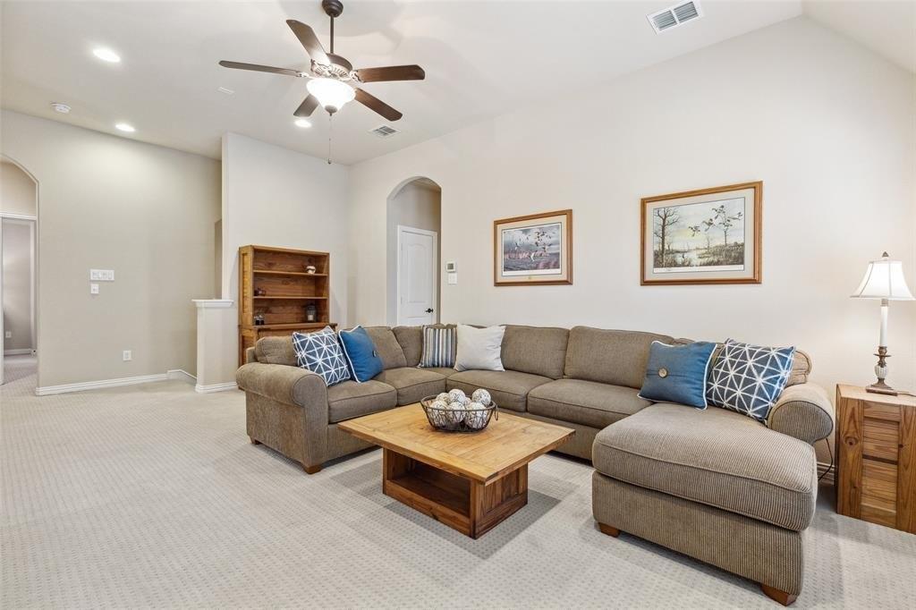 Nottingham Dr, Roanoke, TX 76262