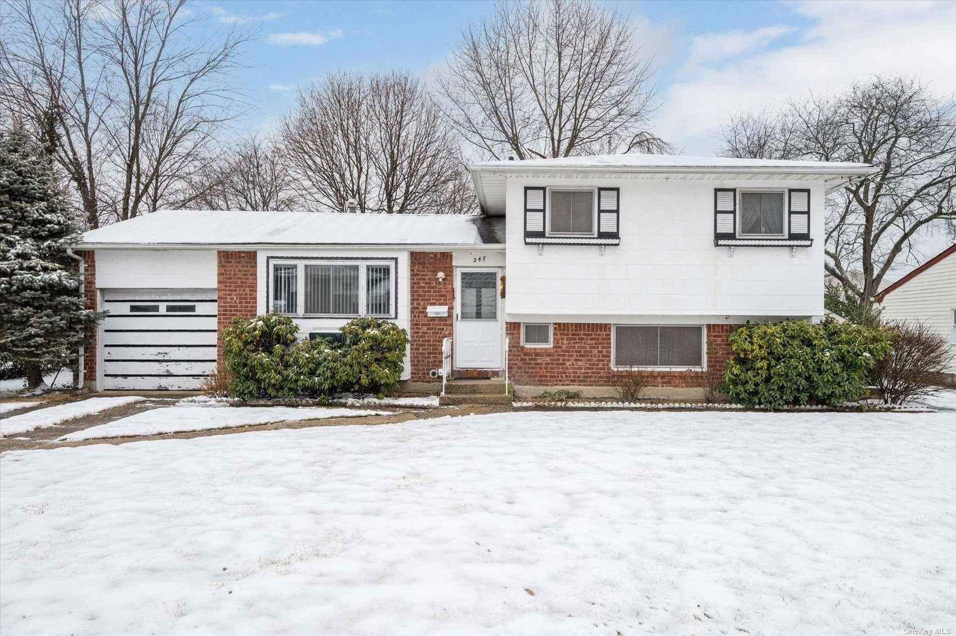 W 23rd St, Deer Park, NY 11729