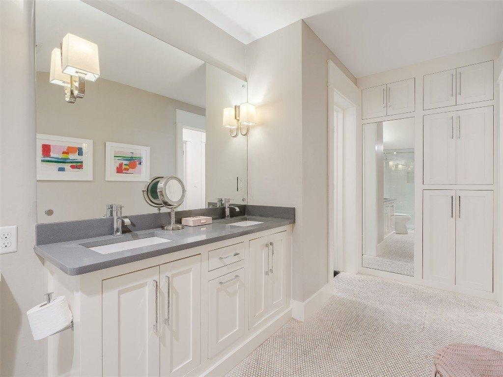 Huntington Ave, Nichols Hills, OK 73116