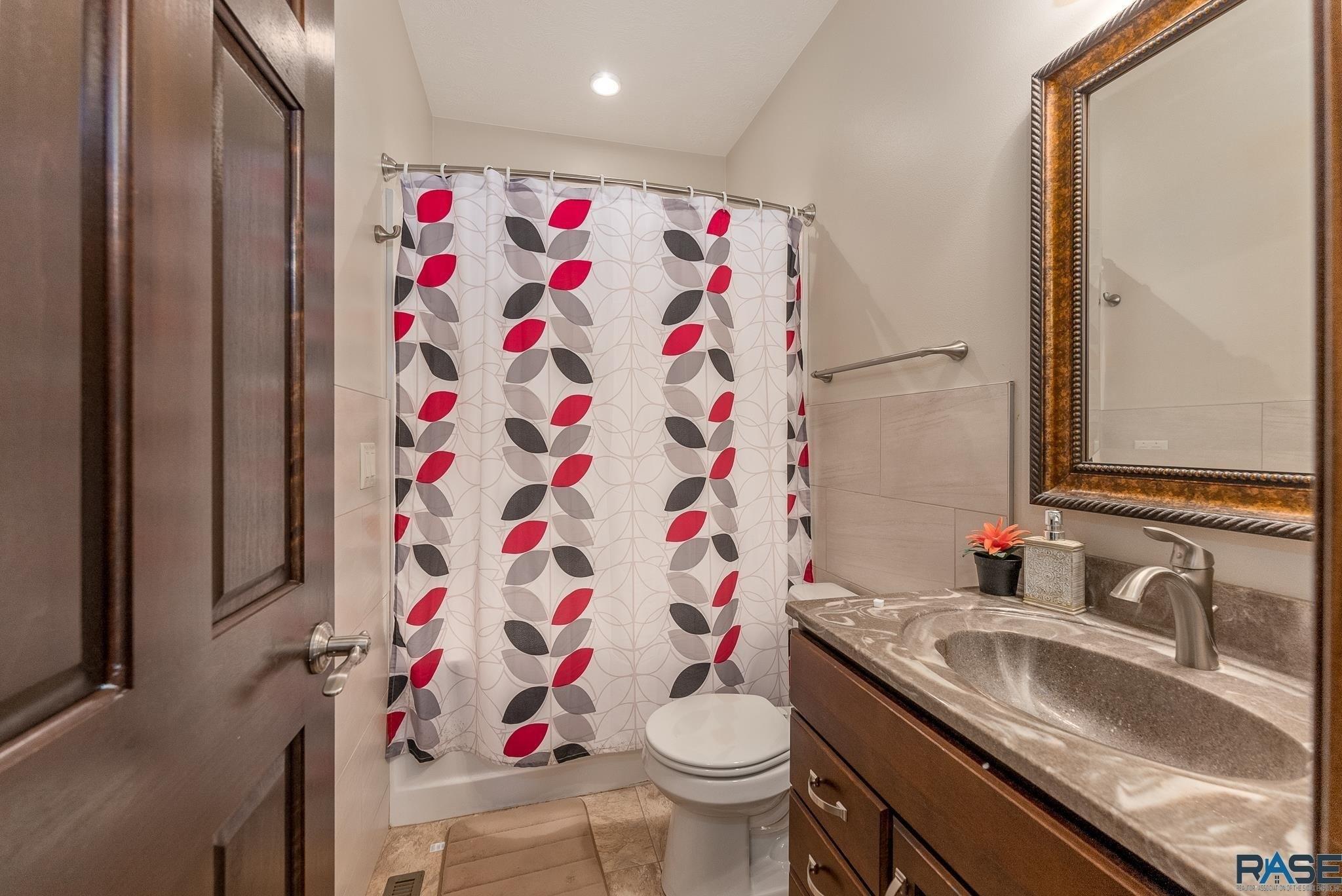 W Parkwood Cir, Sioux Falls, SD 57108