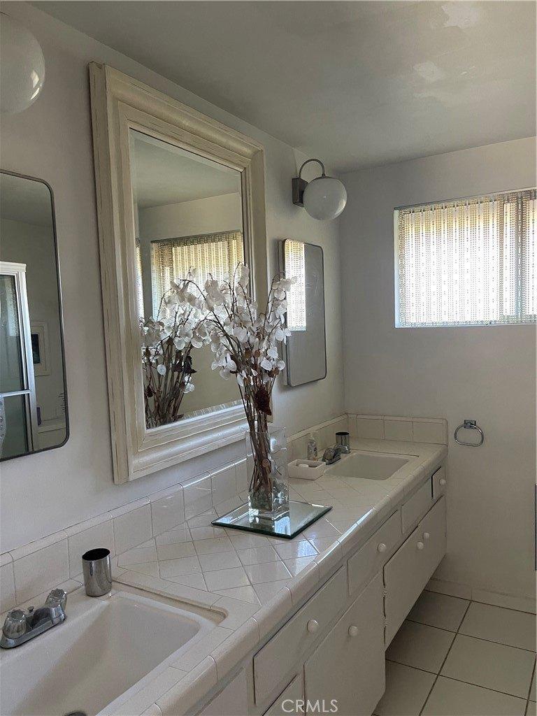 Hayvenhurst Dr, Encino, CA 91436